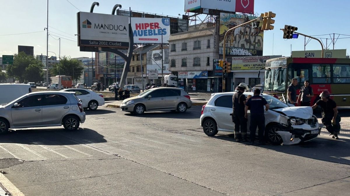 En los accesos a la ciudad hubo al menos dos accidentes que complicaron el tránsito. En los accesos a la ciudad hubo al menos dos accidentes que complicaron el tránsito.