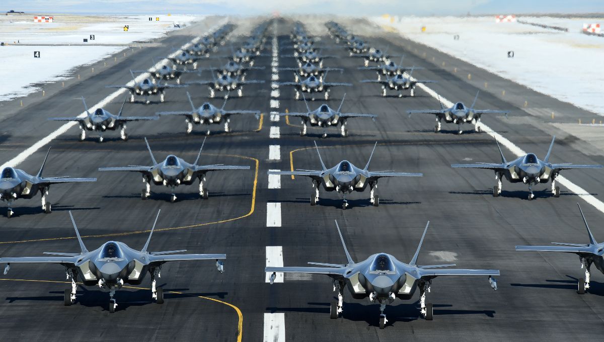 Esta fuerza aérea puede desplegarse en cualquier punto del planeta en cuestión de horas. Esta fuerza aérea puede desplegarse en cualquier punto del planeta en cuestión de horas.