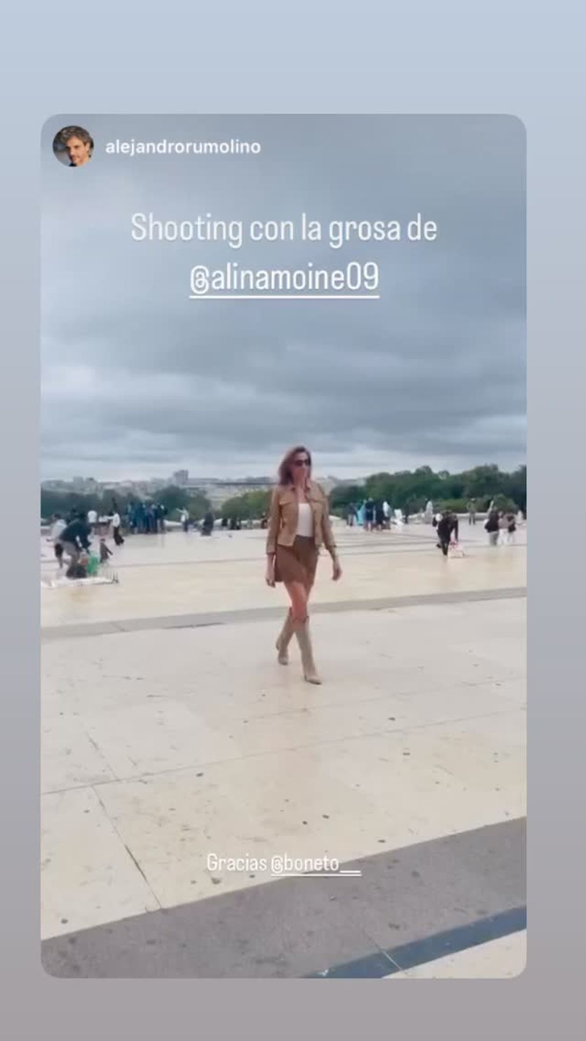 En ultra mini ajustadita, Alina Moine pase&oacute; y paraliz&oacute; las calles de Par&iacute;s.