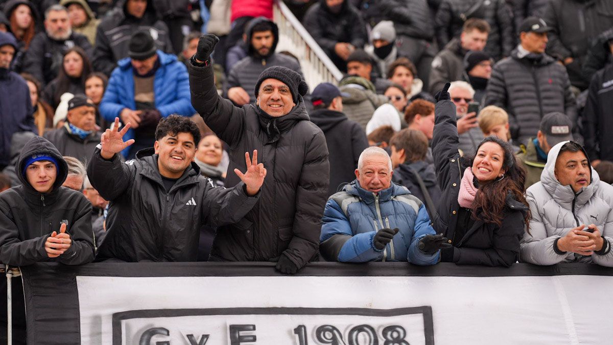 Los hinchas de Gimnasia y Esgrima coparon el Legrotaglie.