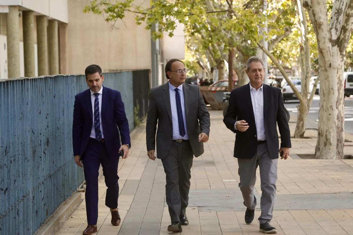 Omar F&eacute;lix y sus asesores legales, Alfredo Juri y Francisco Perdigues, a la salida de la audiencia de conciliaci&oacute;n por la obra del gasoducto del Sur.