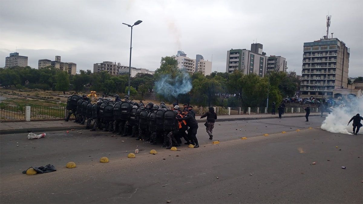 Graves incidentes en la Legislatura de Jujuy tras la aprobación del gobernador Gerardo Morales de la reforma constitucional de esa provincia.