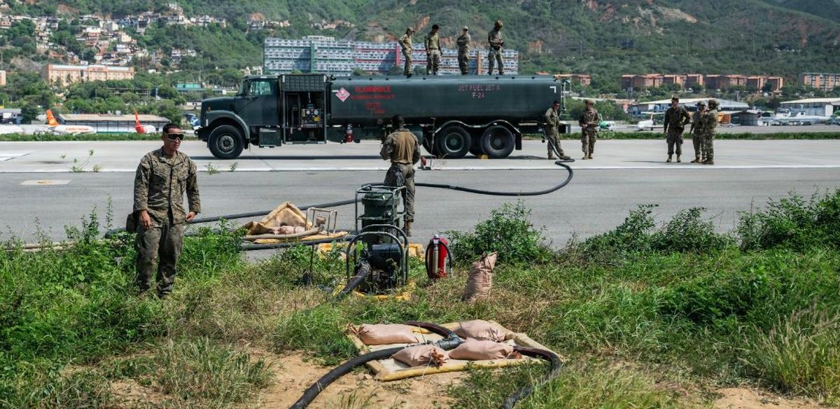 Miembros del Ejército de Venezuela colaboran con la provisión de agua potable para la población.