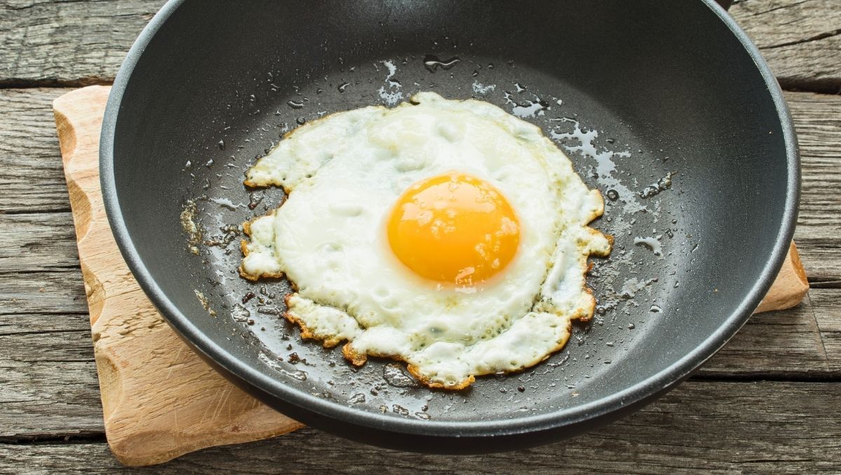 Hace este truco cuando cocines huevos fritos: no se quedarán pegados en la sartén y salen perfectos