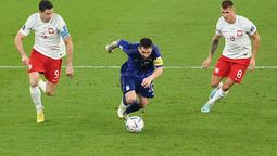 Lionel Messi encara a toda velocidad en el partido de la Selección argentina ante Polonia, por el Mundial Qatar 2022.