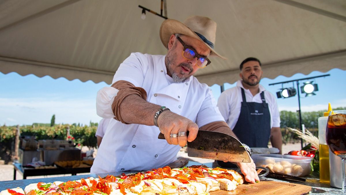 Donato de Santis en la Bodega Piccolo Banfi, inaugurando su restó "Pizza Paradiso". Foto: Martín Pravata