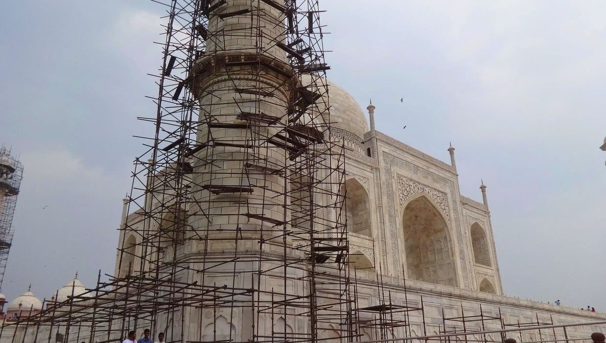 El Taj Mahal es un sitio del Patrimonio Mundial de la UNESCO y una de las nuevas siete maravillas del mundo. Fue construido por el emperador mogol Shah Jahan en memoria de su amada esposa Mumtaz Mahal. El Taj Mahal es un sitio del Patrimonio Mundial de la UNESCO y una de las nuevas siete maravillas del mundo. Fue construido por el emperador mogol Shah Jahan en memoria de su amada esposa Mumtaz Mahal.