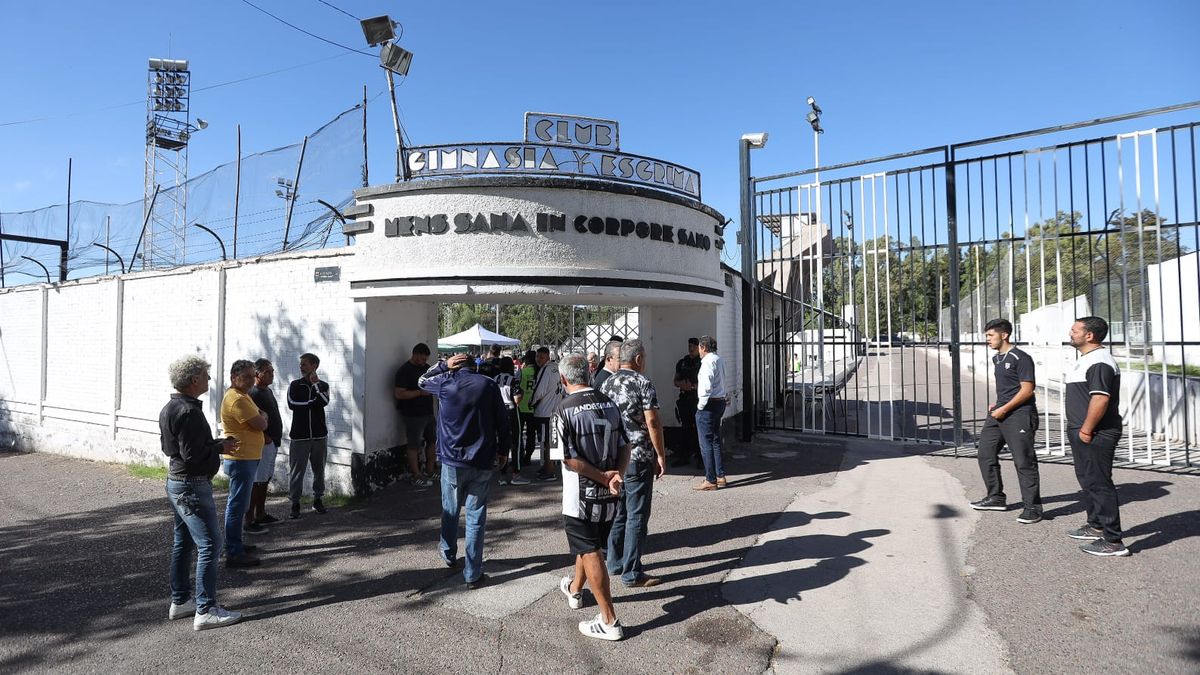 El estadio de Gimnasia y Esgrima fue abierto este domingo para dárle el último adiós a Víctor Legrotaglie.