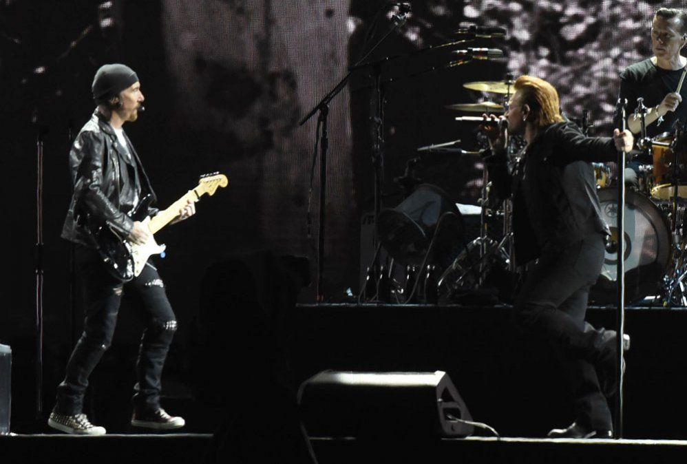 U2 dedicó una canción a Anthony Bourdain en el Apollo