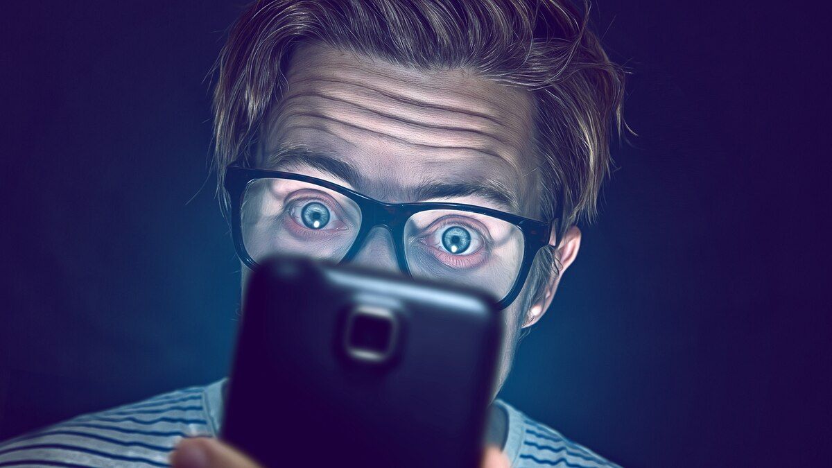 Colocar una cinta en la cámara del celular: por qué recomiendan hacerlo y para qué sirve Colocar una cinta en la cámara del celular: por qué recomiendan hacerlo y para qué sirve