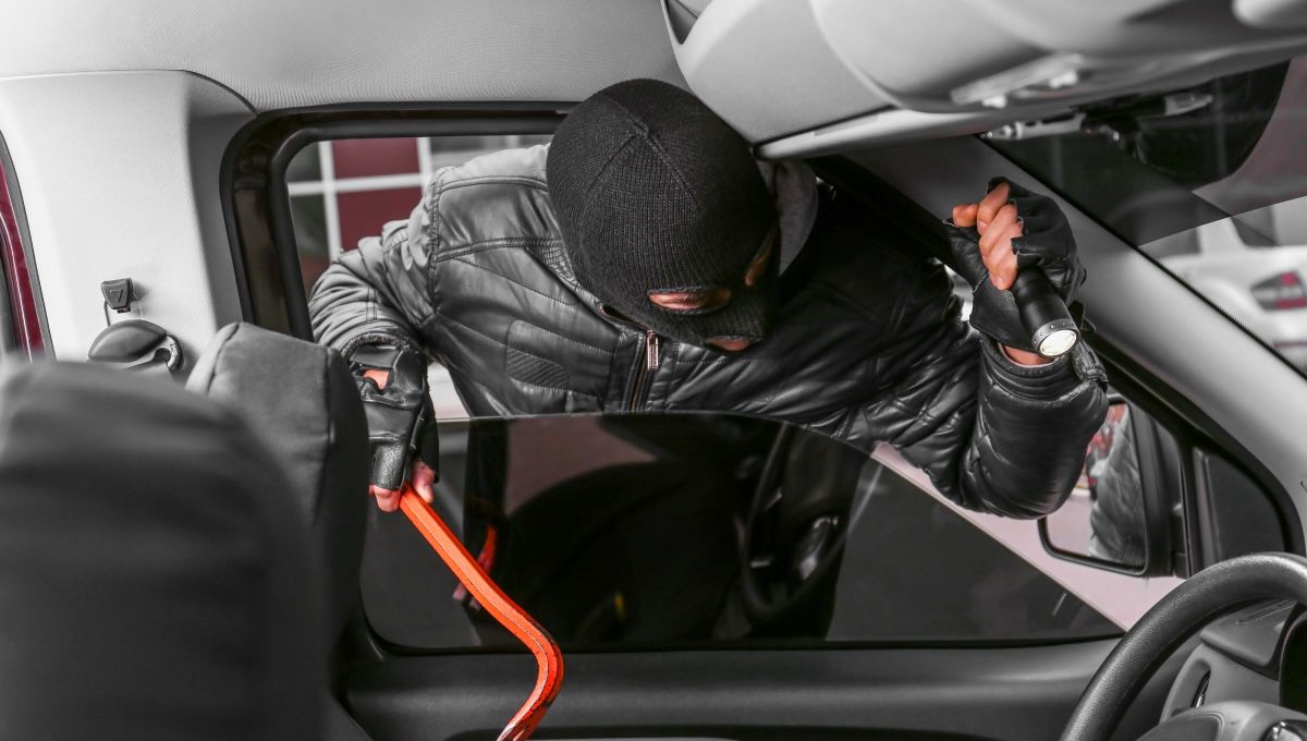 El objeto del auto que puede salvarte de un robo: retirarlo toma segundos y está bajo el capó