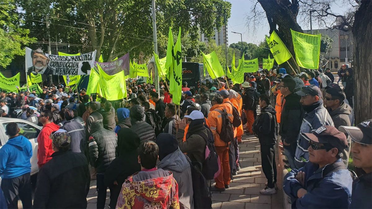 La protesta antiminera en Uspallata derivó en incidentes y daños con detenidos.