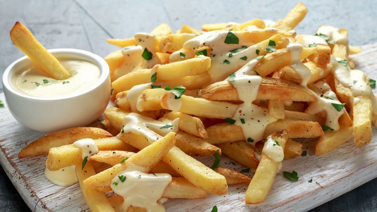 Esta receta de mayonesa casera, que tiene al ajo como gran protagonista, es ideal para acompañar unas buenas papas fritas. Esta receta de mayonesa casera, que tiene al ajo como gran protagonista, es ideal para acompañar unas buenas papas fritas.
