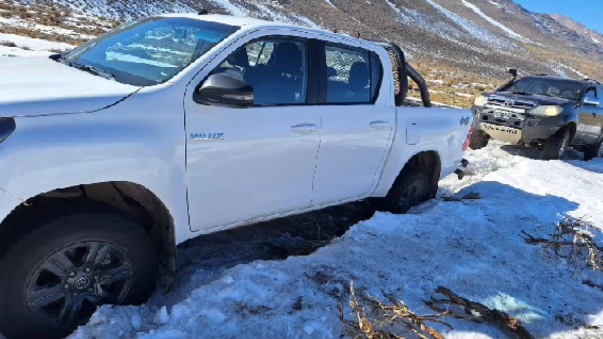 La Toyota Hilux de los turistas de Santa Fe quedó varada en la ruta 220 camino hacia El Sosneado, en San Rafael. La Toyota Hilux de los turistas de Santa Fe quedó varada en la ruta 220 camino hacia El Sosneado, en San Rafael.