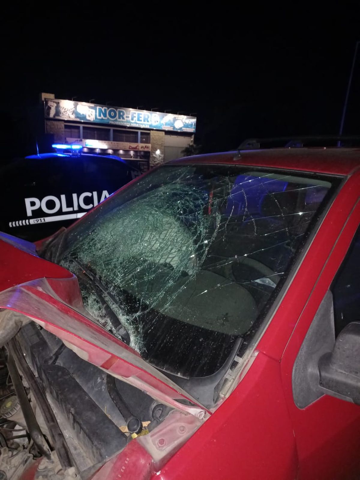 El impacto que quedó en el EcoSport tras atropellar a tres personas en el Acceso Sur, dos de ellas murieron. El impacto que quedó en el EcoSport tras atropellar a tres personas en el Acceso Sur, dos de ellas murieron.