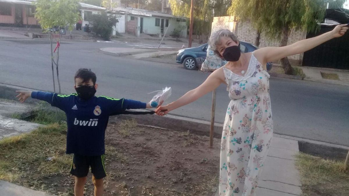 La Seño Myriam y sus bracitos de madera, para poder tener un ínfimo contacto cons sus alumnitos, quienes no podían contener las ganas de abrazarla.