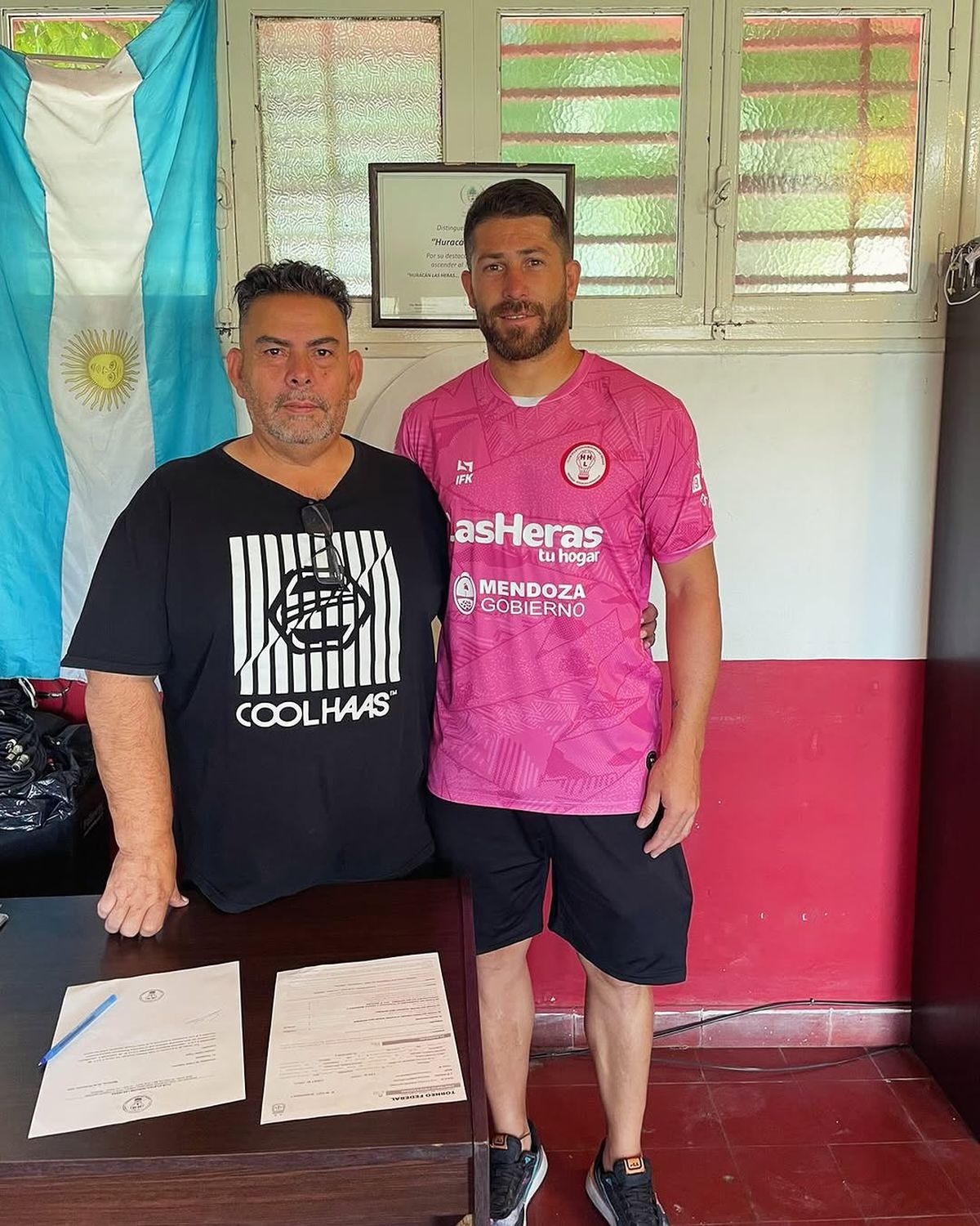 Cristian Aracena y Dante Ponce, el presidente de Huracán Las Heras, firmando la continuidad del arquero. Foto: Gentileza Prensa Huracán Las Heras. Cristian Aracena y Dante Ponce, el presidente de Huracán Las Heras, firmando la continuidad del arquero. Foto: Gentileza Prensa Huracán Las Heras.