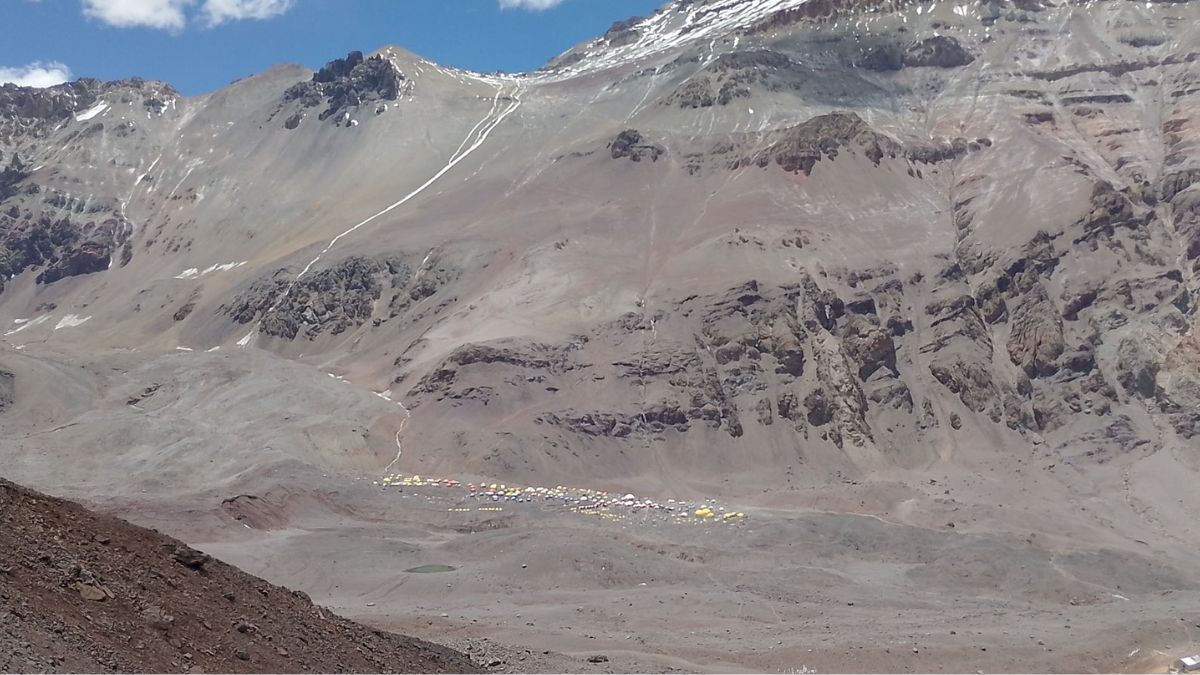 Así estaba Plaza de Mulas el miércoles 7 de enero, antes de la intensa nevada que cambió por completo el paisaje en el Aconcagua. Así estaba Plaza de Mulas el miércoles 7 de enero, antes de la intensa nevada que cambió por completo el paisaje en el Aconcagua.