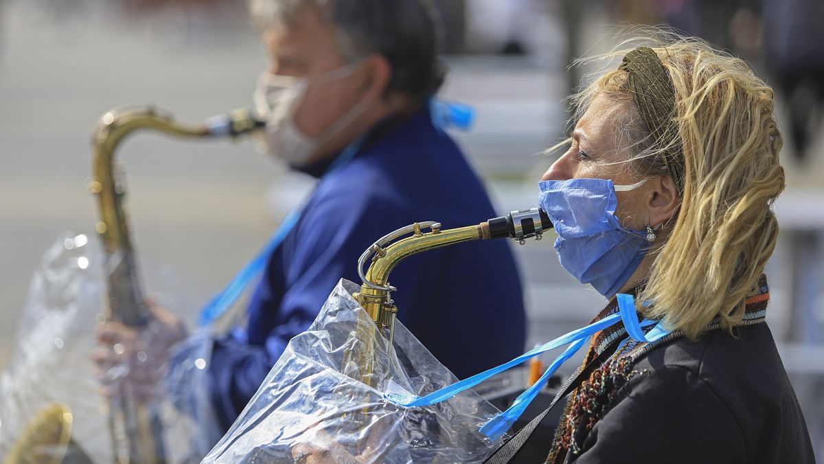 Los casos de coronavirus en Argentina se mantienen cerca de los 8.000 diarios.