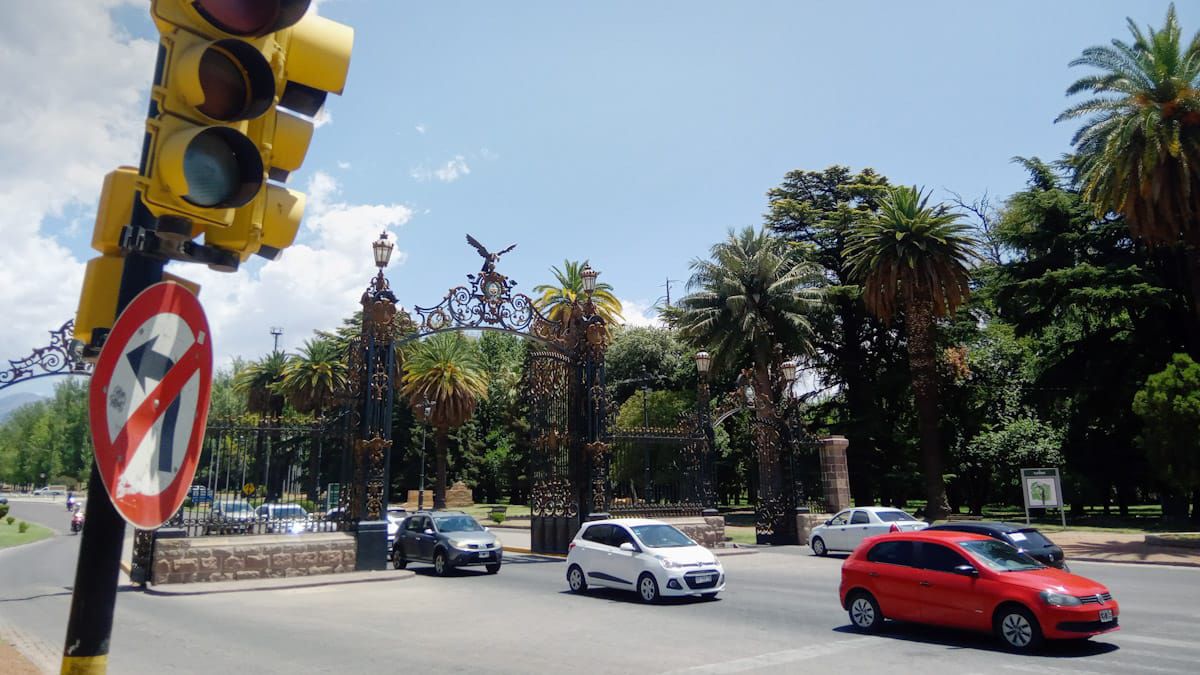 El apagón masivo también involucró los semáforos que quedaron sin funcionar en toda la capital mendocina.