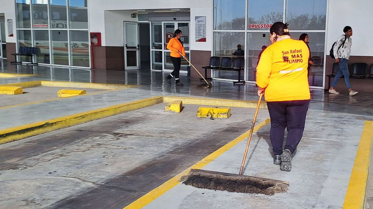La nueva Terminal de San Rafael descomprimió el tránsito en el microcentro del departamento sureño. La nueva Terminal de San Rafael descomprimió el tránsito en el microcentro del departamento sureño.