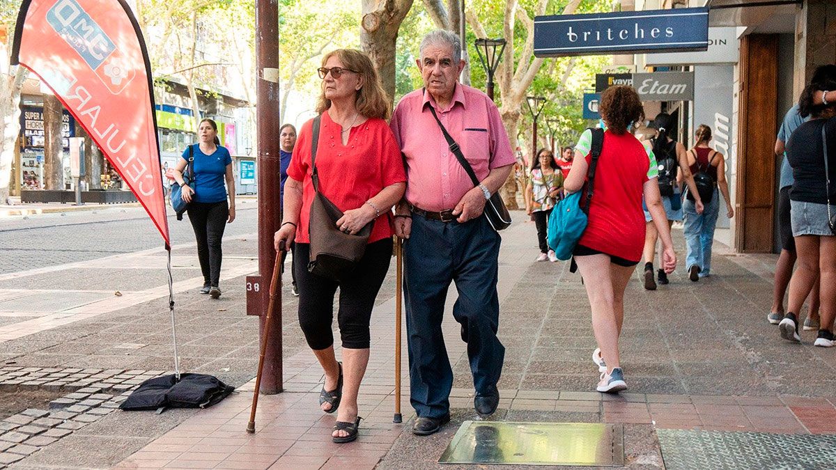 ANSES entrega solo a jubilados que superan la mínima un bono especial. ANSES entrega solo a jubilados que superan la mínima un bono especial.