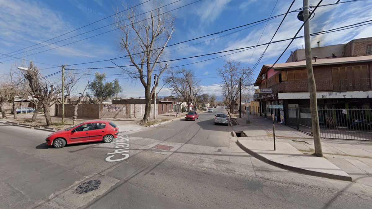 Los dos chicos de 16 y 17 años fueron amenazados con un cuchillo y debieron entregar sus celulares y lo que llevaban puesto.