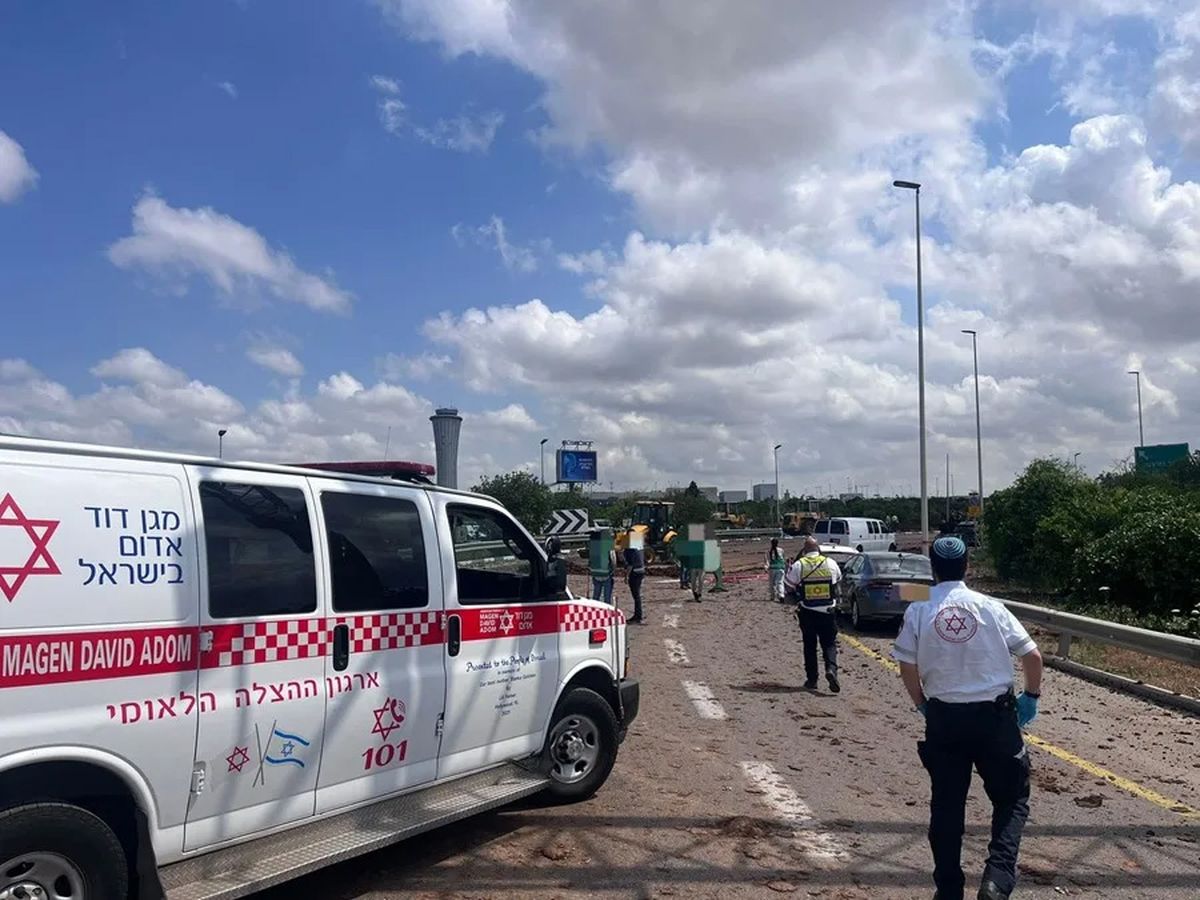 Zona del aeropuerto de Ben Gurion, en Tel Aviv, en la que este domingo cayó un proyectil que causó seis heridos. Crédito: EFE/ Servicio De Emergencias Israelí Magen David Adom (mda). Zona del aeropuerto de Ben Gurion, en Tel Aviv, en la que este domingo cayó un proyectil que causó seis heridos. Crédito: EFE/ Servicio De Emergencias Israelí Magen David Adom (mda).