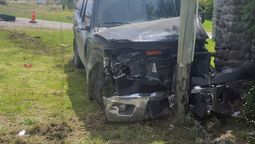 Tras el accidente con la Fiorino, la camioneta quedó incrustada en un poste de luz en el ingreso a la Bodega La Azul. Tras el accidente con la Fiorino, la camioneta quedó incrustada en un poste de luz en el ingreso a la Bodega La Azul.
