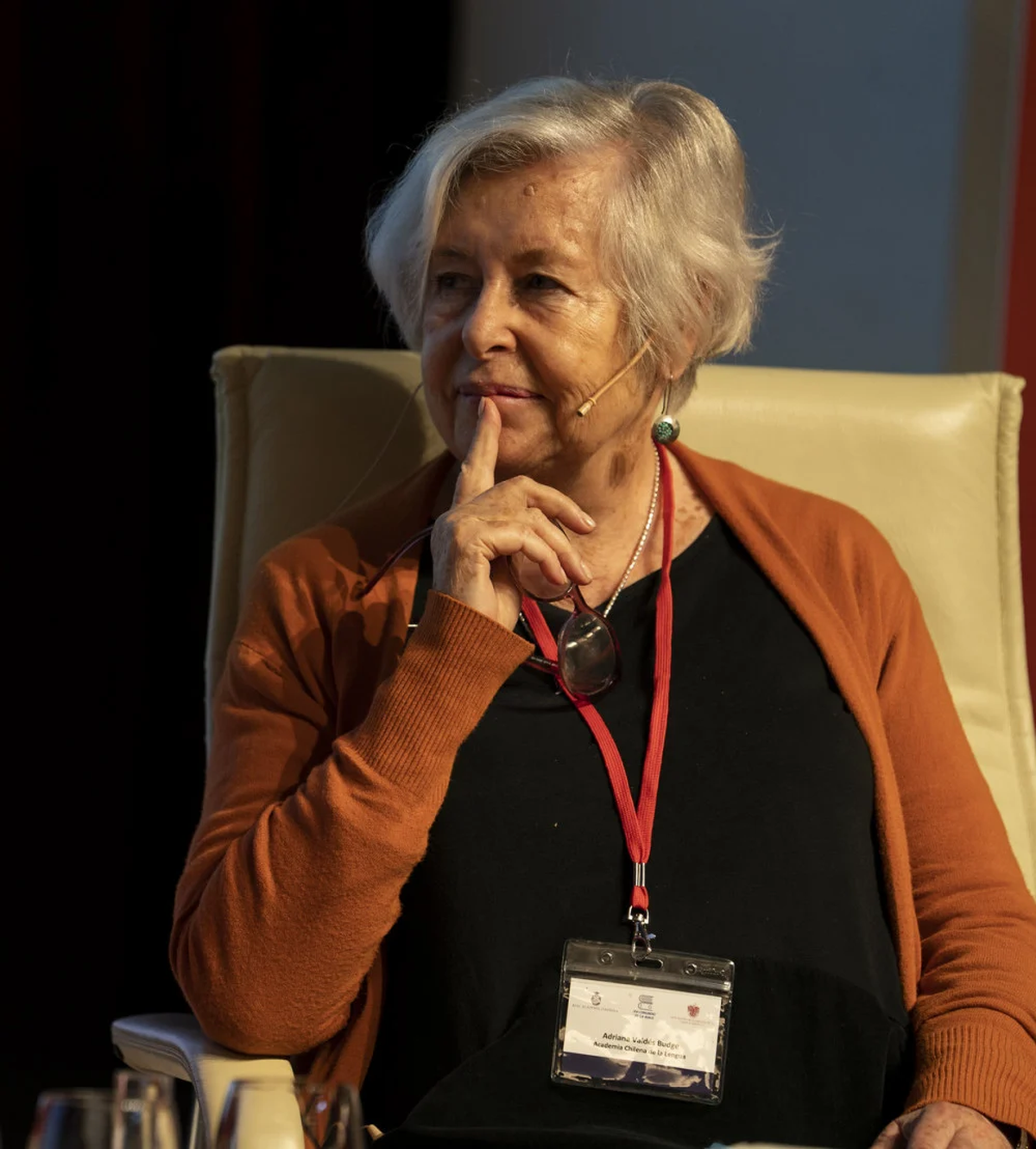 Adriana Valdés, la primera mujer que presidió la Academia Chilena de la Lengua Adriana Valdés, la primera mujer que presidió la Academia Chilena de la Lengua