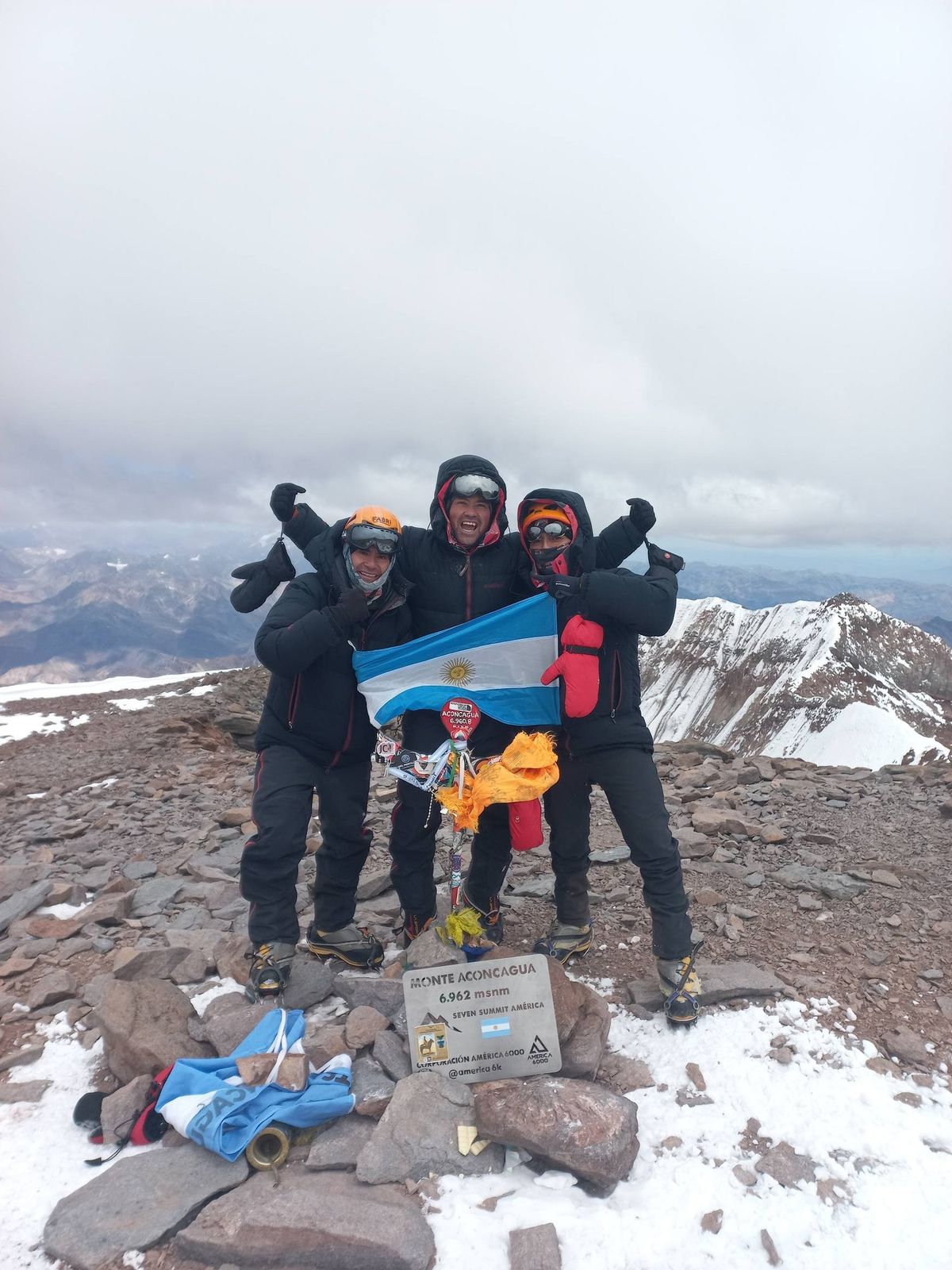 La cumbre número 50 en el Aconcagua del policía Tato Mayorga junto a Fabricio y David el 13 de febrero de 2026. La cumbre número 50 en el Aconcagua del policía Tato Mayorga junto a Fabricio y David el 13 de febrero de 2026.