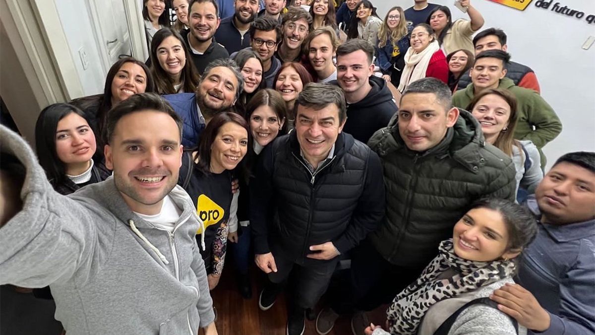 Omar De Marchi (PRO), junto a jóvenes del partido. Desde un principio se opuso a la firma del Consenso Fiscal.