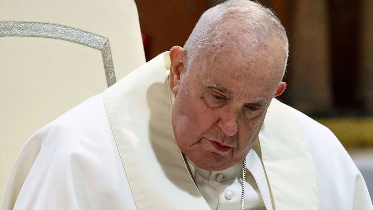 El papa Francisco está enfermo y sigue internado en una clínica privada. 