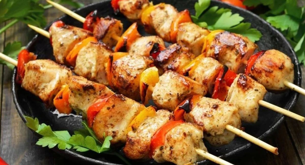 Con un toque oriental: brochetas de pollo japonesas, la receta ideal para disfrutar en familia
