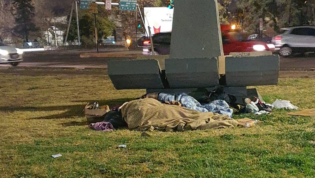 La imagen más triste: personas durmiendo en la calle bajo el frío y el agua.&nbsp;