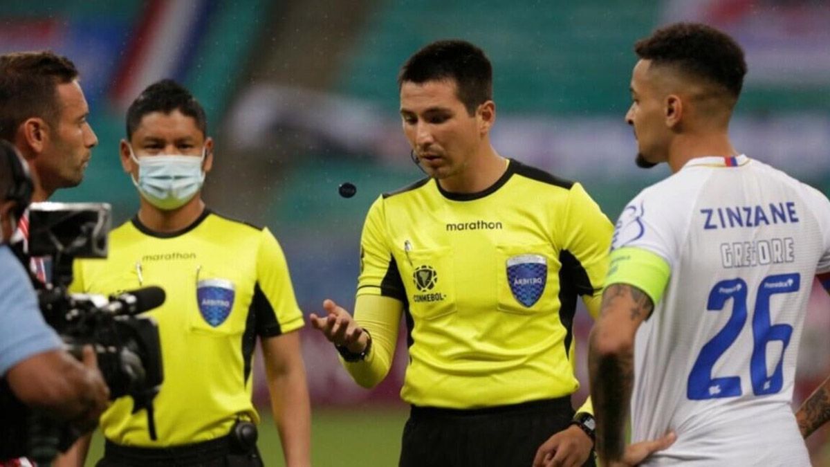 El árbitro que dirigirá Argentina-Bolivia, en la polémica