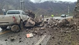 Así quedó la camioneta que casi terminó aplastada por una roca durante el accidente en alta montaña.