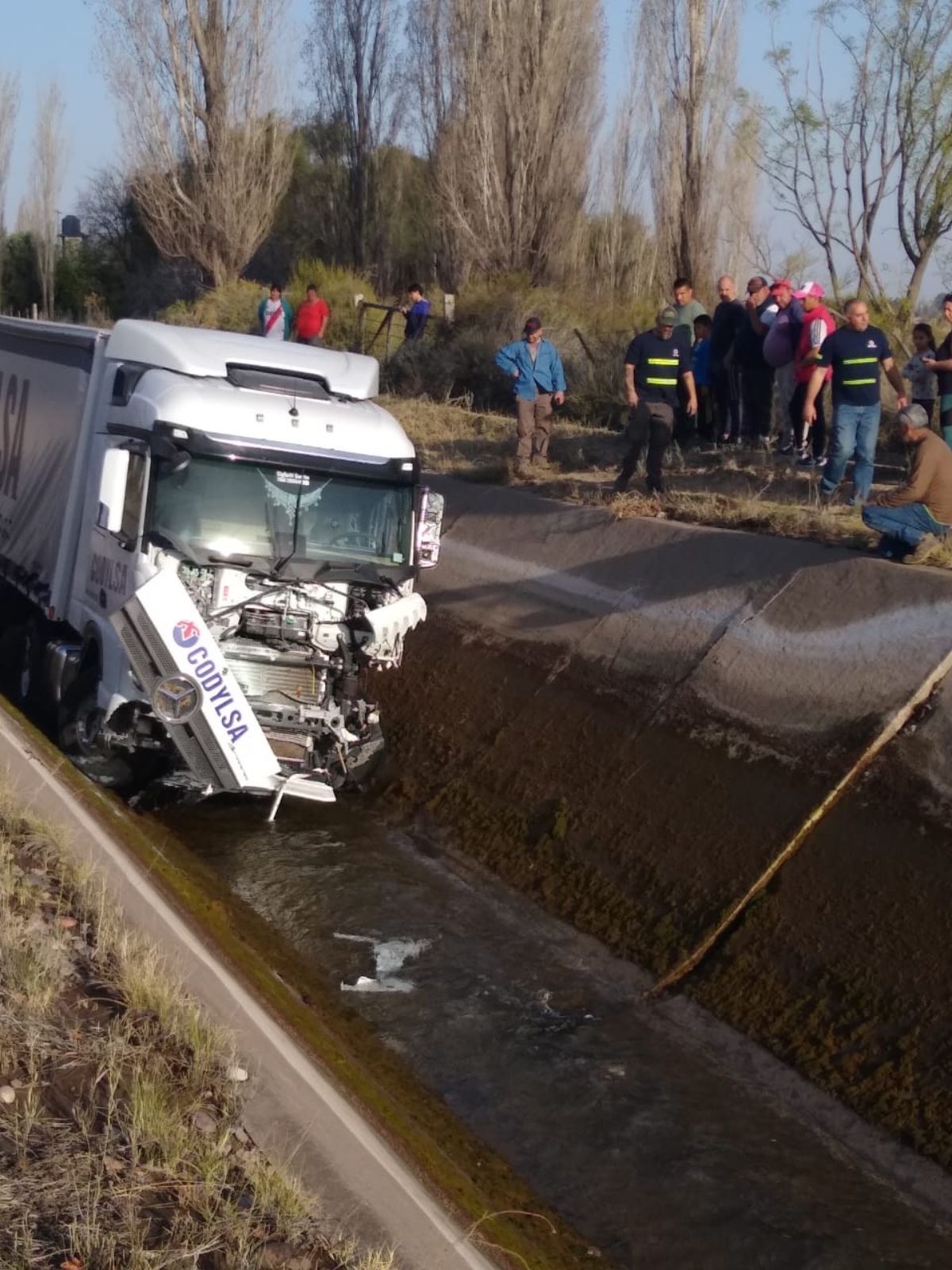 Luego del aviso a las autoridades, se cortó el agua y ya se comenzó a trabajar en el rescate del vehículo, encajado en el lecho del canal.