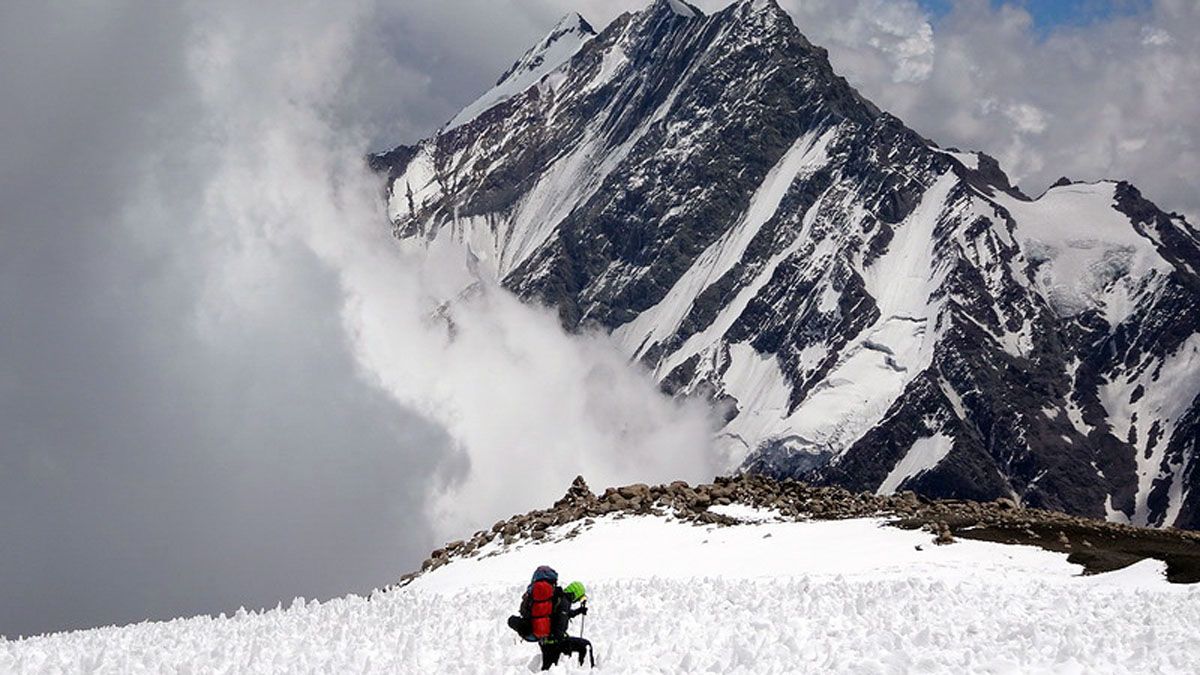 Los andinistas argentinos fueron encontrados a 5.900 metros de altura en el cerro Marmolejo, en Chile. Ahora los rescatistas deben bajar sus cuerpos.