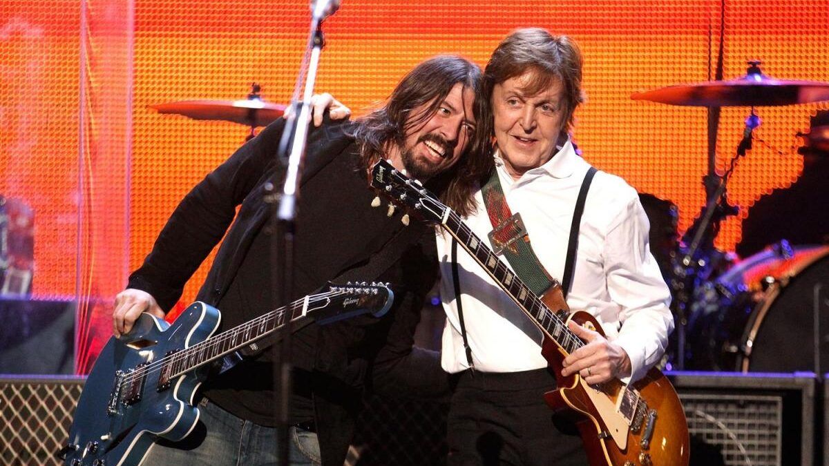 Duelo. Dave Grohl reapareció en un show de Paul McCartney.