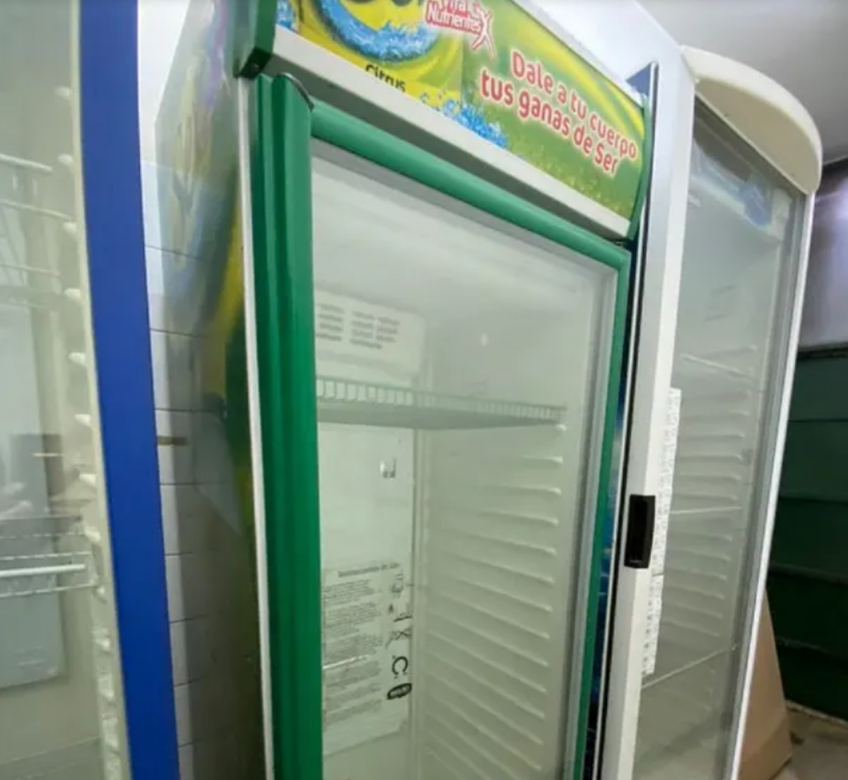 Ladrón congelado. Entró a robar en un supermercado y se escondió en una heladera.