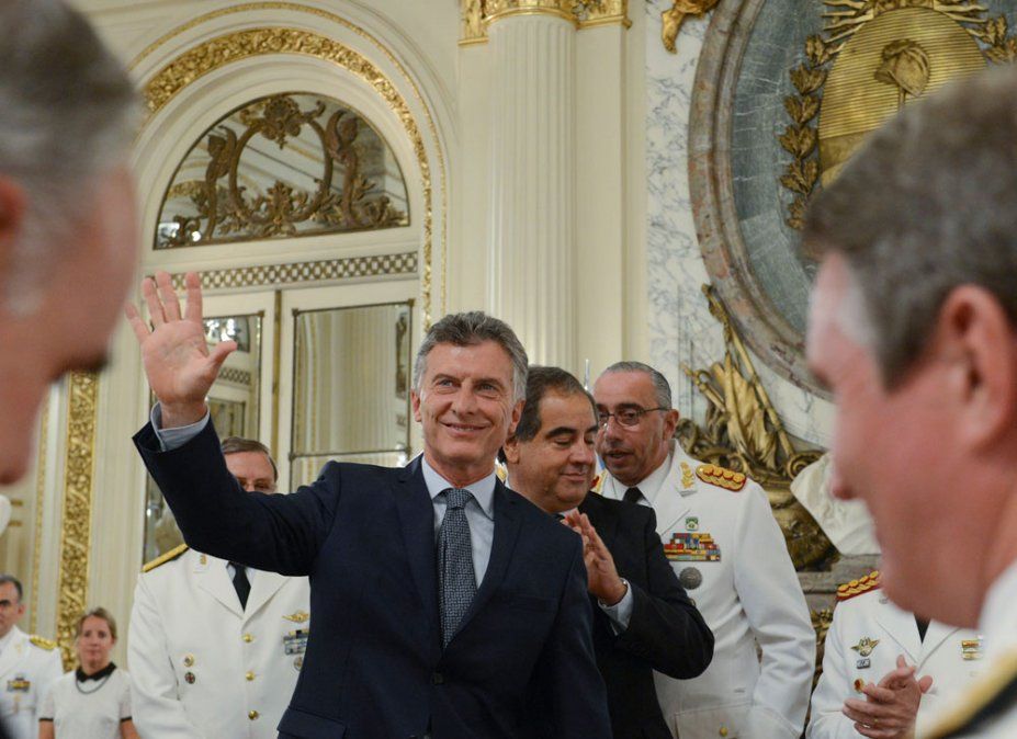 Macri les aumentó 20% el salario a los militares  y alivió la tensión