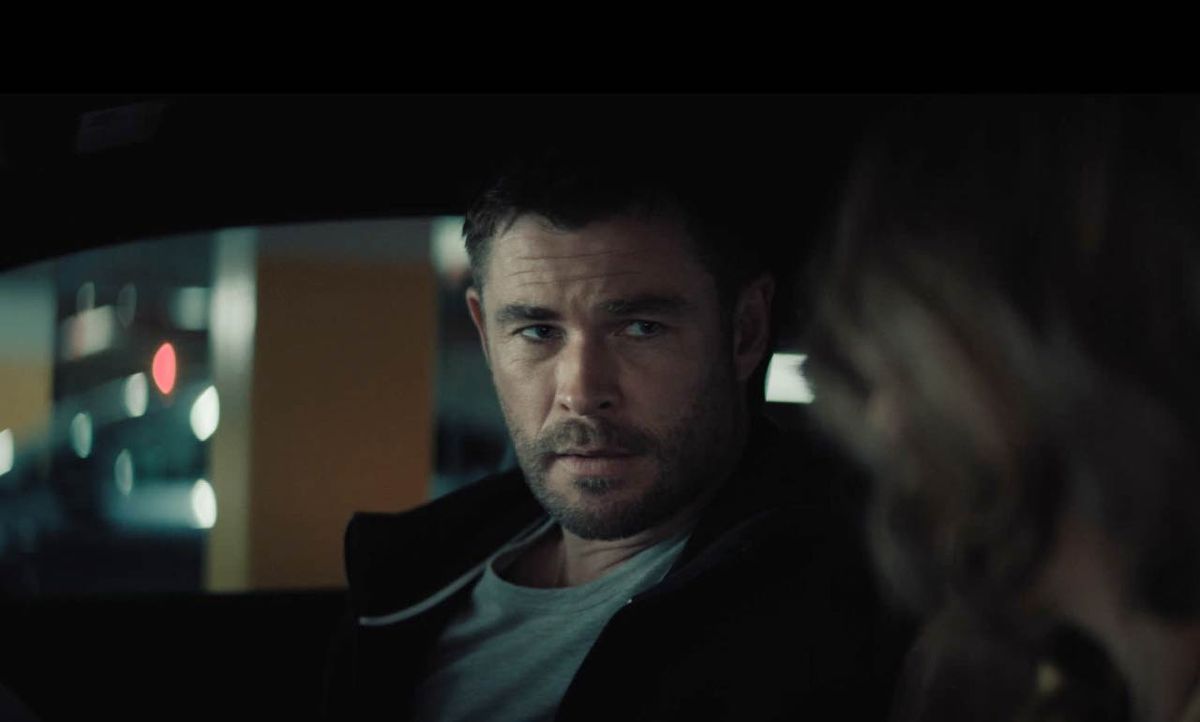 Chris Hemsworth se pone en la piel de Davis, un ladrón de joyas. Chris Hemsworth se pone en la piel de Davis, un ladrón de joyas.