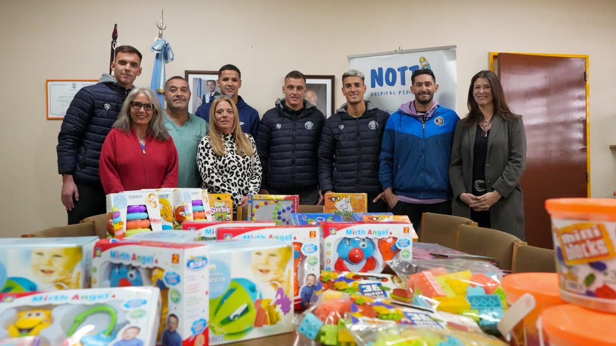 Los jugadores de Independiente Rivadavia Facundo Masuero, Alex Arce, Mauro Maidana, Francisco Petrasso y Maximiliano Gagliardo junto a Gabriela Alé de la Fundación Grupo América y parte del equipo del Hospital Notti. Los jugadores de Independiente Rivadavia Facundo Masuero, Alex Arce, Mauro Maidana, Francisco Petrasso y Maximiliano Gagliardo junto a Gabriela Alé de la Fundación Grupo América y parte del equipo del Hospital Notti.
