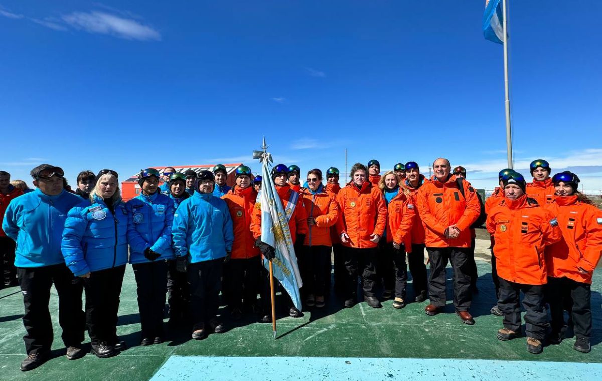 Javier Milei con el equipo de científicos que trabaja en la base Antártida. Javier Milei con el equipo de científicos que trabaja en la base Antártida.