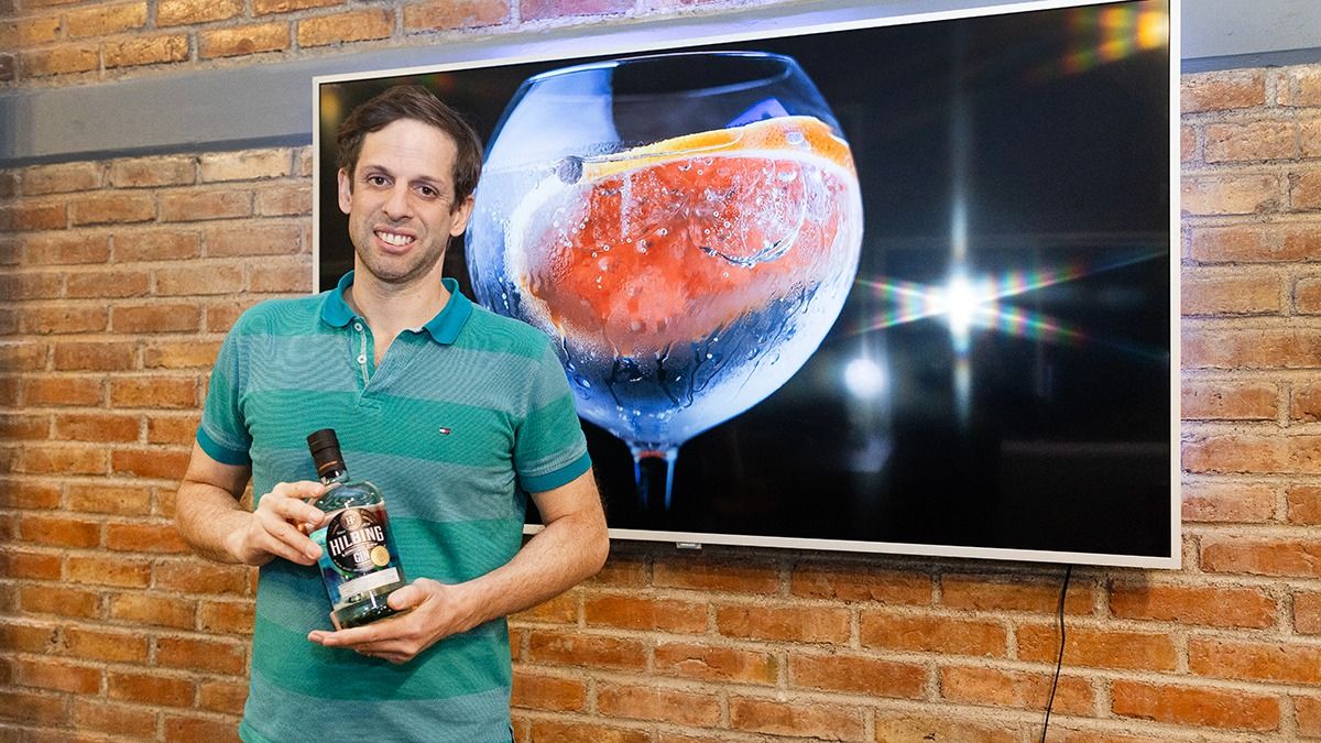 Experiencia, tecnología y los conocimientos que aprendió de su padre Rolando son las claves para que las bebidas espirituosas de Hilbing sean premiadas en el mundo. Experiencia, tecnología y los conocimientos que aprendió de su padre Rolando son las claves para que las bebidas espirituosas de Hilbing sean premiadas en el mundo.