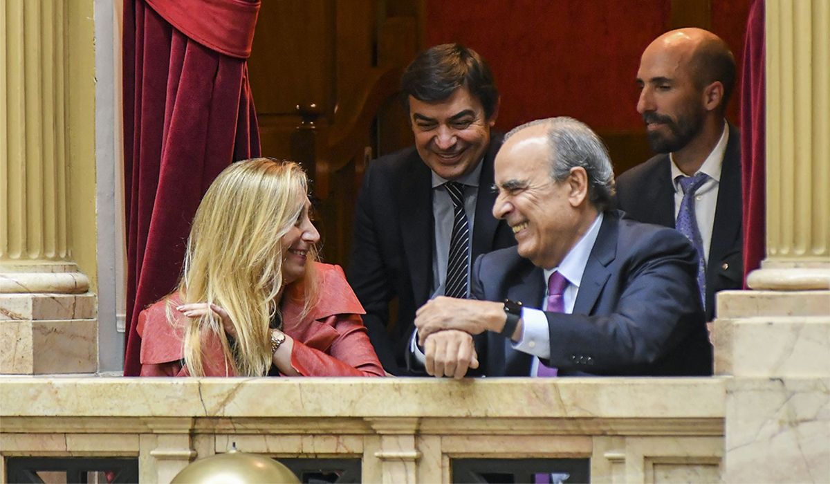 Omar De Marchi, secretario de Relaciones Parlamentarias y con la Sociedad Civil, junto a la secretaria General de la Presidencia, Karina Milei y el ministro del Interior, Guillermo Francos. Omar De Marchi, secretario de Relaciones Parlamentarias y con la Sociedad Civil, junto a la secretaria General de la Presidencia, Karina Milei y el ministro del Interior, Guillermo Francos.