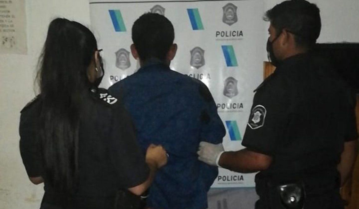 El hombre atacó a su mujer amenazándola con un machete y mantuvo a un hijo como rehén hasta que la policía logró reducirlo.&nbsp;