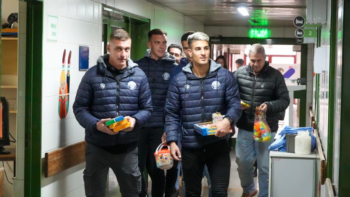 Mauro Maidana, Francisco Petrasso, Facundo Masuero y Beto Rez Masud felices por los pasillos del Notti y listos para entregarle los regalos a los chicos. Mauro Maidana, Francisco Petrasso, Facundo Masuero y Beto Rez Masud felices por los pasillos del Notti y listos para entregarle los regalos a los chicos.