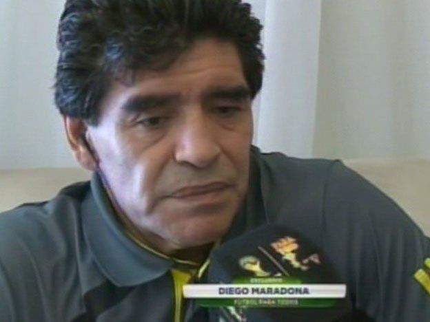Sin credencial, Diego Maradona alentó desde afuera